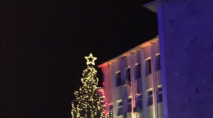 Interes maxim pentru aprinderea luminițelor de Crăciun! Bradul e „galben”!