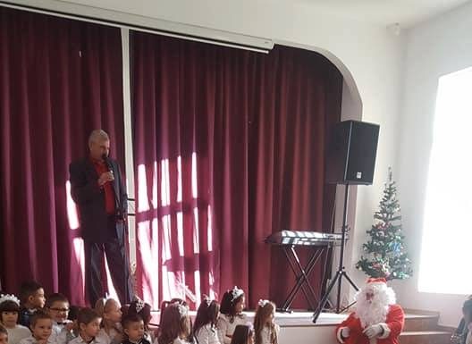 Moș Crăciun, încărcat cu peste 300 de cadouri, a poposit la Căminul Cultural Budieni!