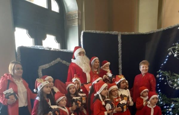 Preșcolari de la Grădinița Bălcești și elevi de la Școala nr.1 Bengești au plecat la colindat