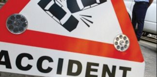 Un șofer beat s-a oprit cu mașina în stâlp