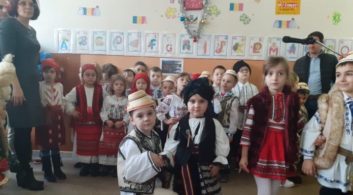 Acțiune caritabilă a preșcolarilor Grădiniței nr. 31, de Moș Nicolae, la Centrul Maternal