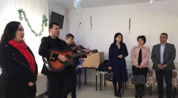 Beneficiarii serviciilor CÎA Suseni, colindaţi de artistul Bacio