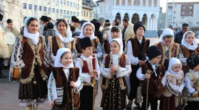 300 de colindători din Gorj şi Mehedinţi, la Alaiul obiceiurilor de iarnă