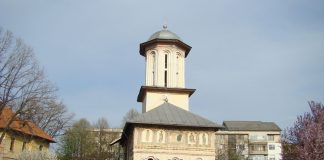 Batjocură la adresa unuia dintre ctitorii Bisericii Sf. Nicolae din Târgu-Jiu și a picturii lui Keber! Burlanul centralei, între picioarele protopopului