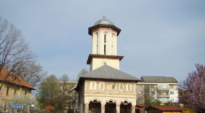 Batjocură la adresa unuia dintre ctitorii Bisericii Sf. Nicolae din Târgu-Jiu și a picturii lui Keber! Burlanul centralei, între picioarele protopopului