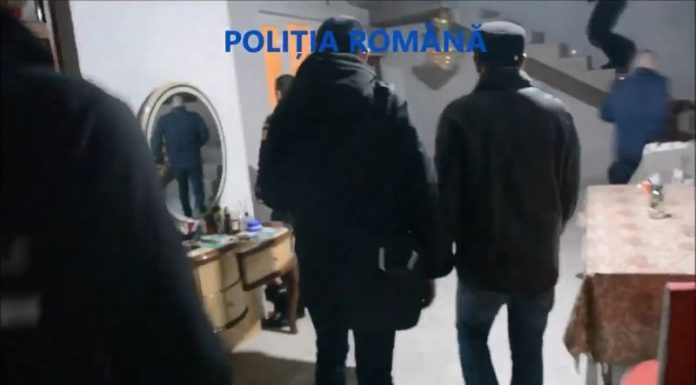 Percheziții la Târgu-Jiu! Polițiștii au confiscat aproape 20.000 de articole pirotehnice și îmbrăcăminte
