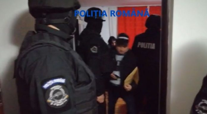 Percheziții în casele bărbatului acuzat că a furat 177.000 de lei dintr-un bancomat din Polovragi