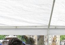 Artistul Pompiliu Ciolacu, la Târgul de Moş Nicolae de la Bucureşti