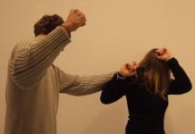 Femeie din Târgu-Cărbunești, strânsă de gât și amenințată cu moartea de iubitul ei