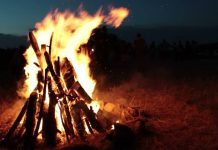 Foc de tabără și lăutari, de Revelion, într-o comună din Gorj