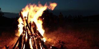 Foc de tabără și lăutari, de Revelion, într-o comună din Gorj