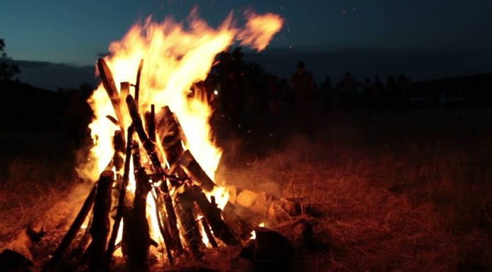 Foc de tabără și lăutari, de Revelion, într-o comună din Gorj