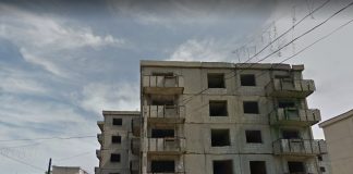 Blocuri părăsite, puse la pământ. „Sunt un focar de infecție”