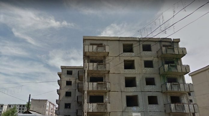 Blocuri părăsite, puse la pământ. „Sunt un focar de infecție”