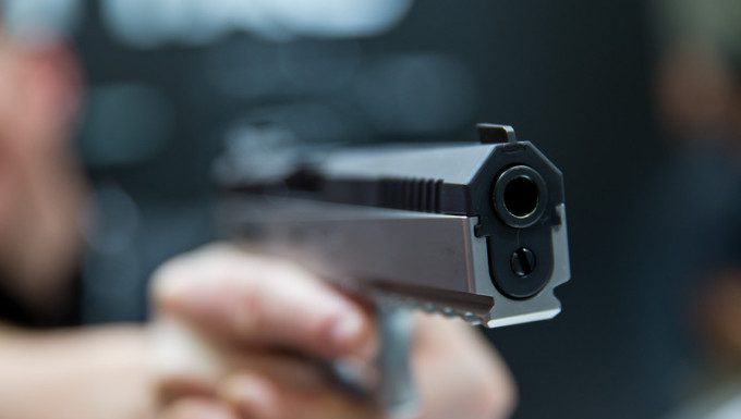 Un bărbat din Peștișani, care a amenințat un polițist cu sabia, a fost împușcat în picior de agent