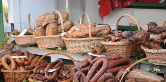 Producători de alimente tradiţionale din Gorj, în curtea Ministerului Agriculturii