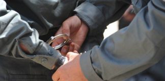 Reținuți după percheziții