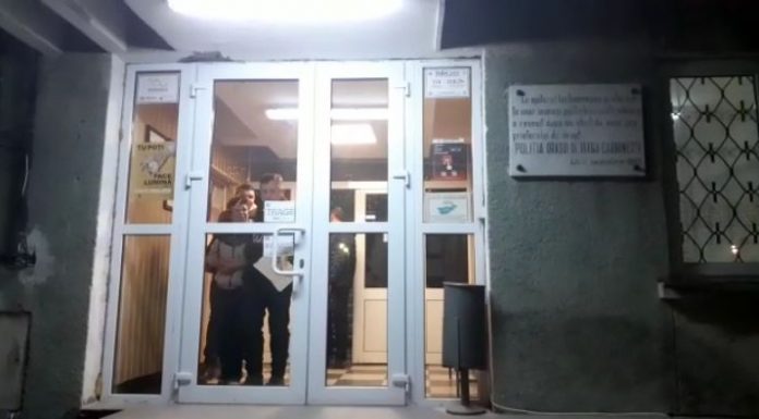 Bărbatul care a profanat mormântul unui tânăr de 18 ani, pentru 50 de lei, reținut de polițiști