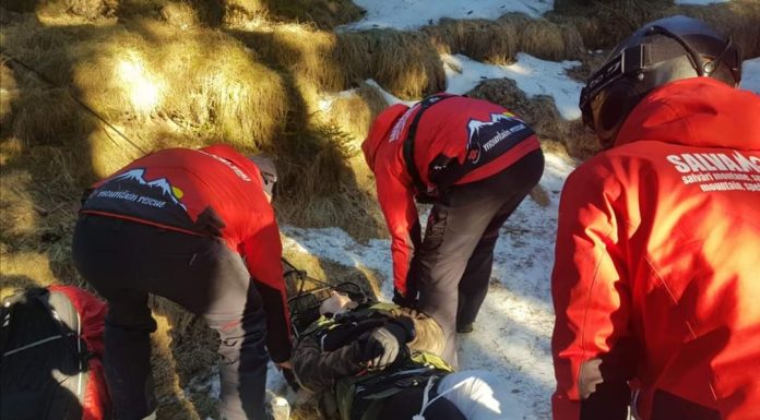 Persoană căzută într-o râpă la Rânca! Salvamontiștii intervin!