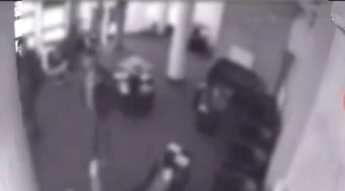 Angajata unei săli de jocuri din Târgu-Cărbunești, lovită de un client