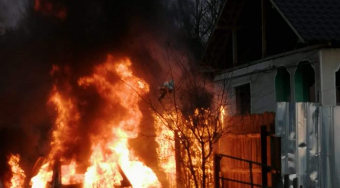 FOTO: Autoturism cuprins de flăcări, la Bâlteni