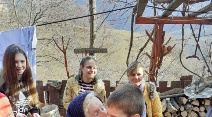 Ajutoare oferite unor bătrâni izolați pe munte