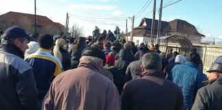 VIDEO: Bărbatul omorât în Piața Mare, îngropat cu lăutari! Peste 100 de persoane au însoțit cortegiul funerar