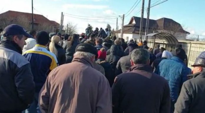 VIDEO: Bărbatul omorât în Piața Mare, îngropat cu lăutari! Peste 100 de persoane au însoțit cortegiul funerar