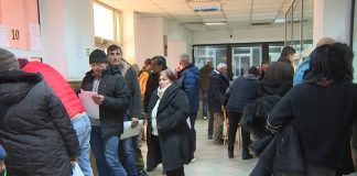 Coadă la taxe încă din prima zi