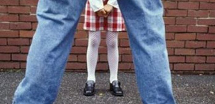 Tatăl celor șapte copii din Văgiulești, care a primit o casă de la Gigi Becali, acuzat că și-a violat fiica