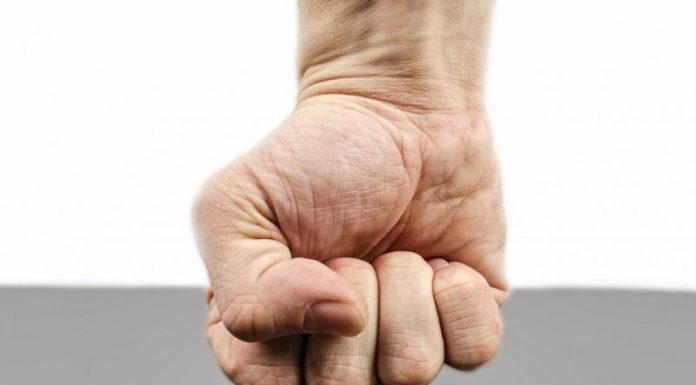 Bărbat cercetat de polițiști, după ce și-a amenințat fiul și nora cu moartea