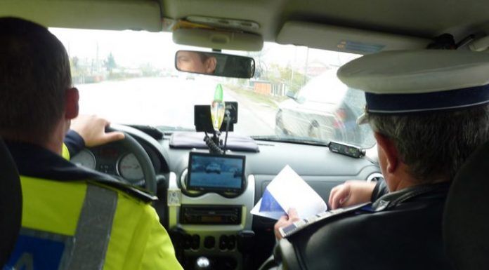 Şoferiţă la volanul unui Mercedes, prinsă conducând cu 128 kilometri la oră în localitate