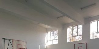 Salariații primăriei, „bătuți” de elevii din Motru