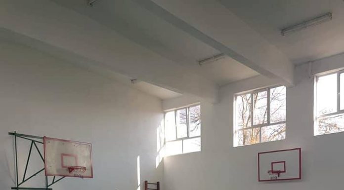 Salariații primăriei, „bătuți” de elevii din Motru