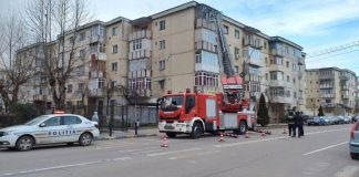 Balcon din Rovinari, în pericol de prăbușire! Pompierii, chemați în ajutor