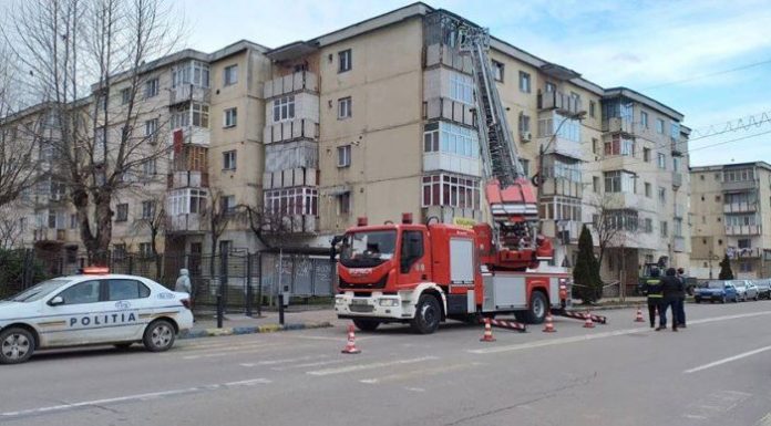 Balcon din Rovinari, în pericol de prăbușire! Pompierii, chemați în ajutor
