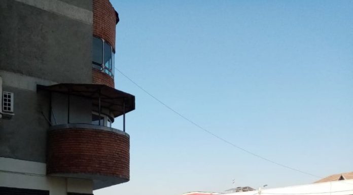 Locatarii blocului de la Piața Centrală cer legitimații în parcarea cu plată, contra cost