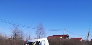 Două persoane rănite, după ce o autoutilitară a lovit un stâlp