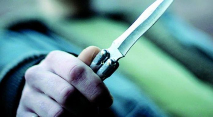 Femeie rănită cu cuțitul de iubitul fiicei sale