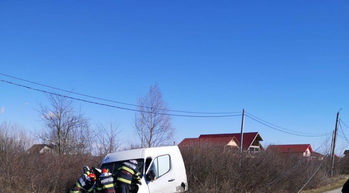 Accident la Târgu-Jiu: Două persoane au fost rănite, după ce o autoutilitară a lovit un stâlp