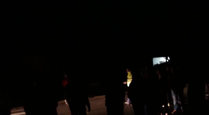 Foto: Tabăra de la Săcelu, centru de carantină pentru Coronavirus! Zeci de localnici nemulțumiți s-au adunat la primărie