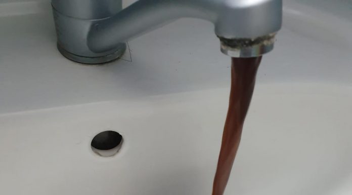 Foto: Disperare în Motru, apă ca smoala la robinete!