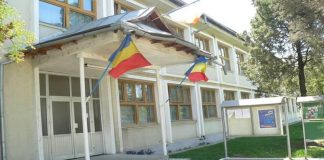 În plină isterie de Coronavirus – Directorul liceului din Țicleni a plecat în Italia cu un grup de elevi!