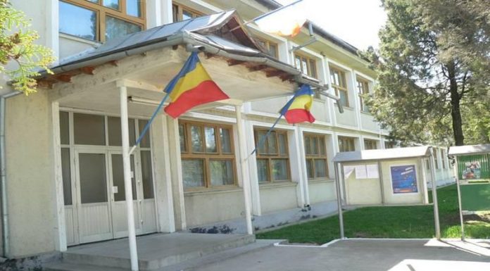 În plină isterie de Coronavirus – Directorul liceului din Țicleni a plecat în Italia cu un grup de elevi!