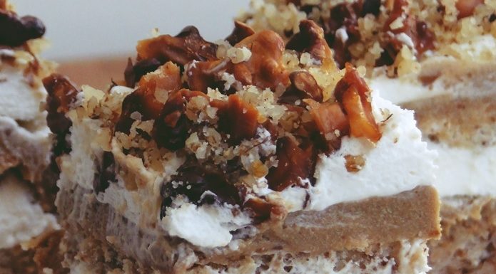 Rețeta săptămânii – Prăjitură cu cremă de ness, frişcă şi nuci