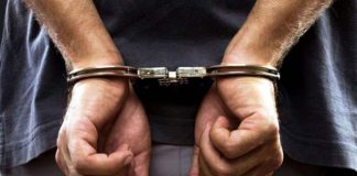 Reținut de polițiști, după ce și-a lovit mama, de două ori