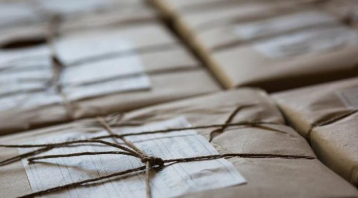 Taxă de 25 de lei pentru coletele din afara UE