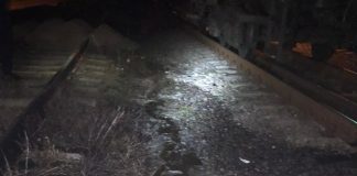 Dosar penal în Gara Târgu-Jiu! Vagon cu ulei, desigilat de un boschetar, 200 de litri pe calea ferată