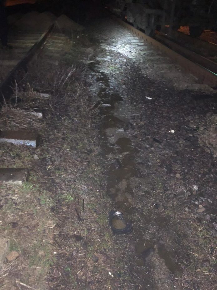 Dosar penal în Gara Târgu-Jiu! Vagon cu ulei, desigilat de un boschetar, 200 de litri pe calea ferată