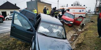 Trei răniți, între care un copil de un an, după impactul dintre două mașini, la Romanești